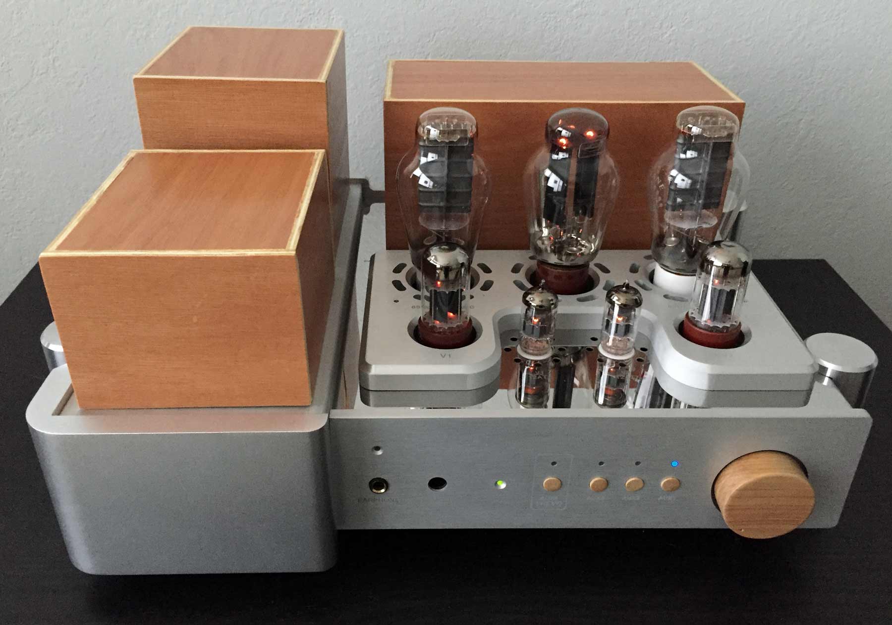 Yaquin MS-300C tube amplifier with strange wood modifications